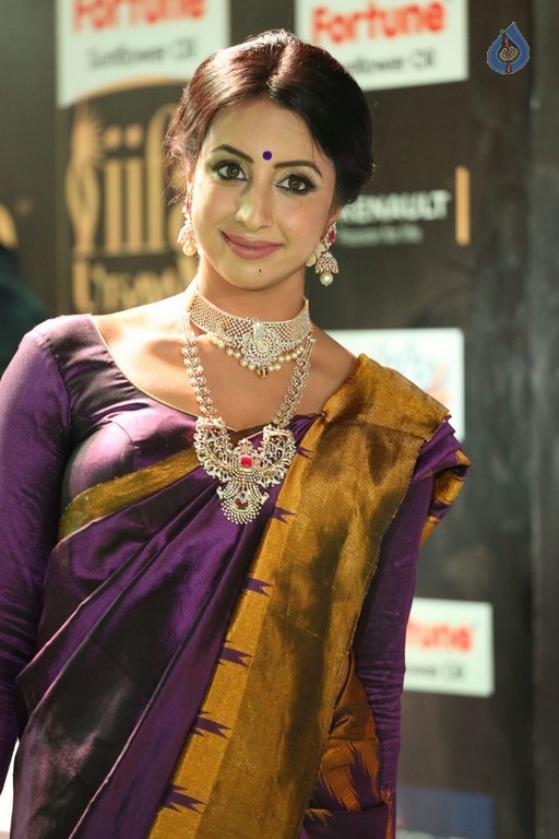 Sanjjanaa at IIFA 2017 - 30 / 41 photos