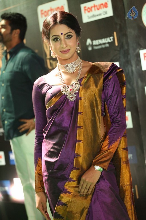 Sanjjanaa at IIFA 2017 - 39 / 41 photos