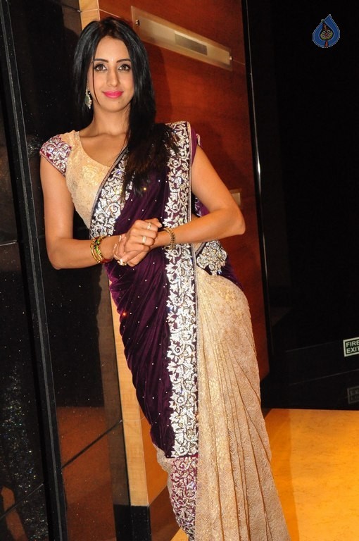 Sanjjanaa Galrani New Photos - 22 / 40 photos