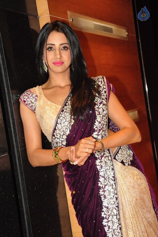 Sanjjanaa Galrani New Photos - 26 / 40 photos