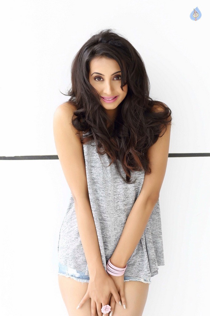 Sanjjanaa Galrani New Pictures - 19 / 25 photos