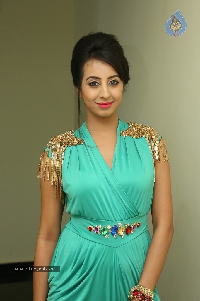 Sanjjanaa Galrani New Stills - 22 / 114 photos