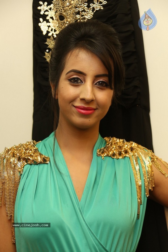 Sanjjanaa Galrani New Stills - 23 / 114 photos