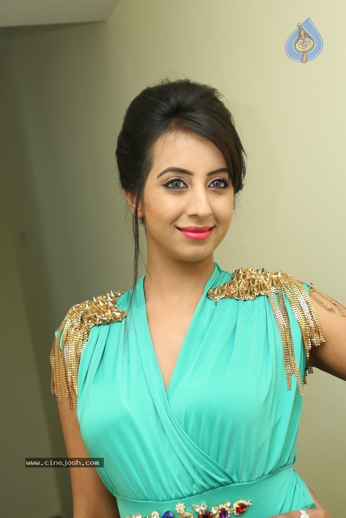 Sanjjanaa Galrani New Stills - 27 / 114 photos