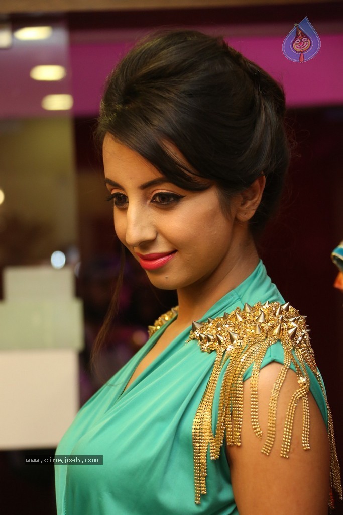 Sanjjanaa Galrani New Stills - 30 / 114 photos