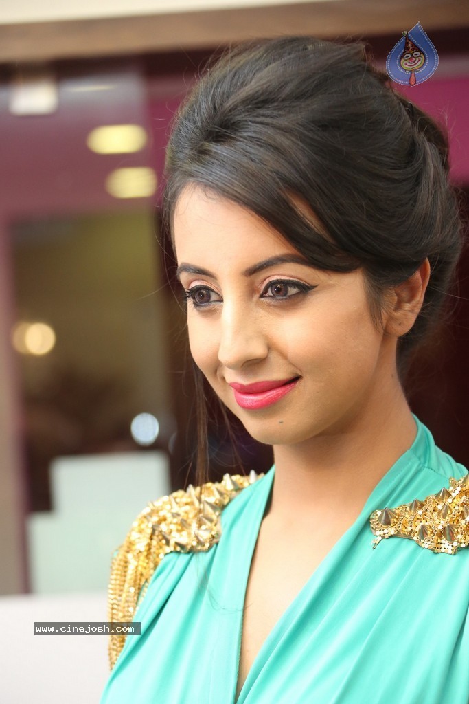 Sanjjanaa Galrani New Stills - 33 / 114 photos