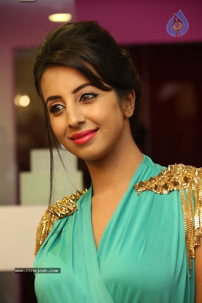 Sanjjanaa Galrani New Stills - 37 / 114 photos