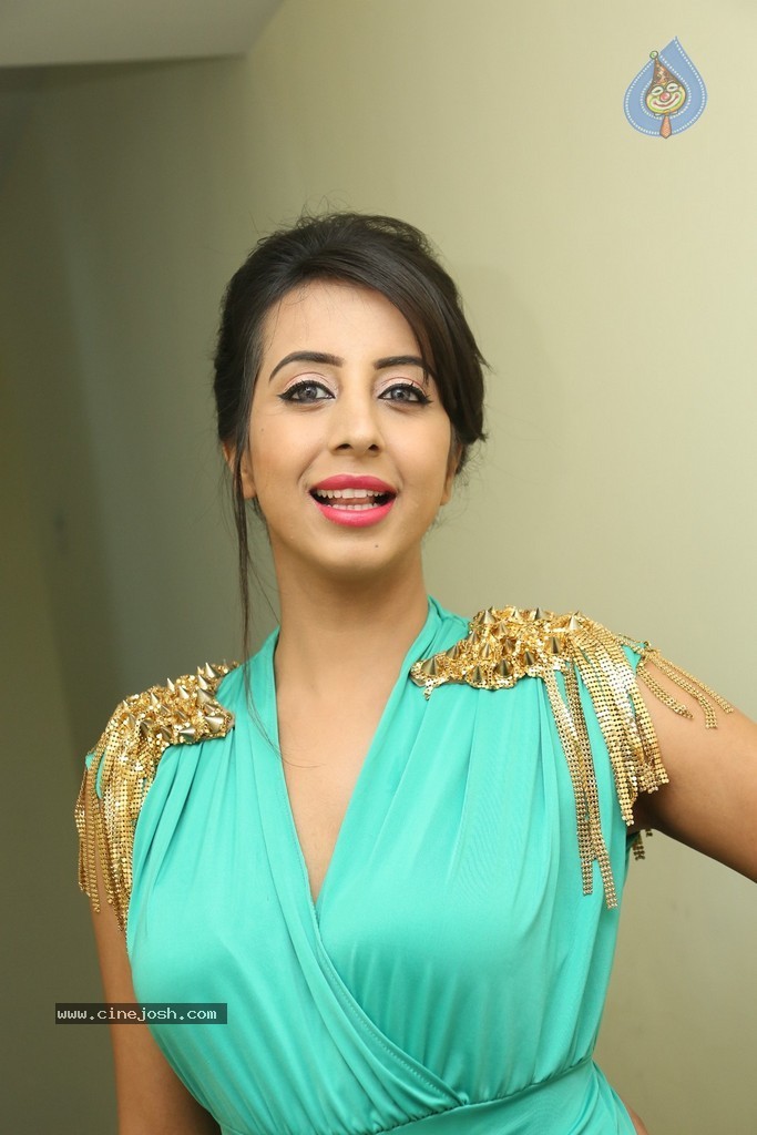 Sanjjanaa Galrani New Stills - 41 / 114 photos