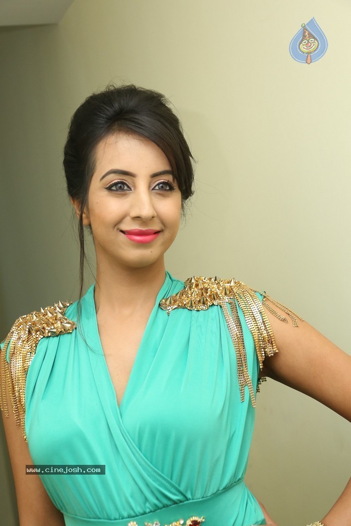 Sanjjanaa Galrani New Stills - 42 / 114 photos