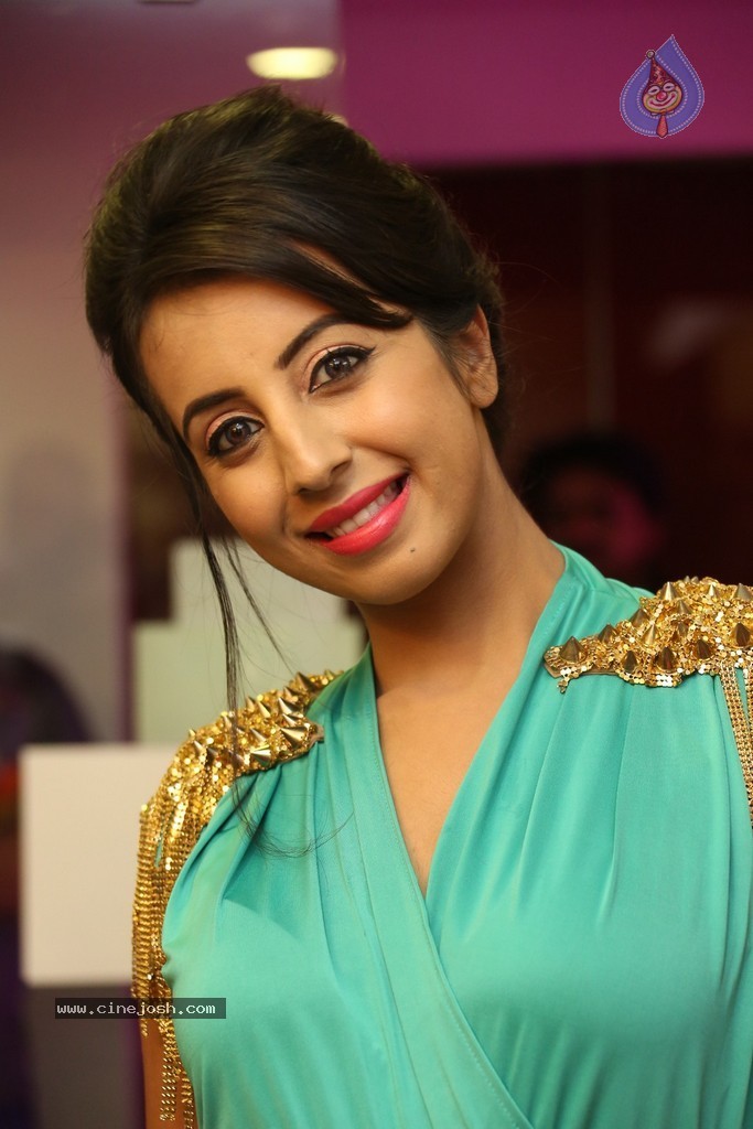Sanjjanaa Galrani New Stills - 43 / 114 photos