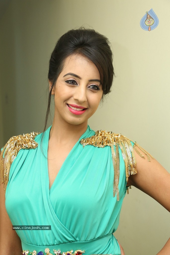 Sanjjanaa Galrani New Stills - 52 / 114 photos