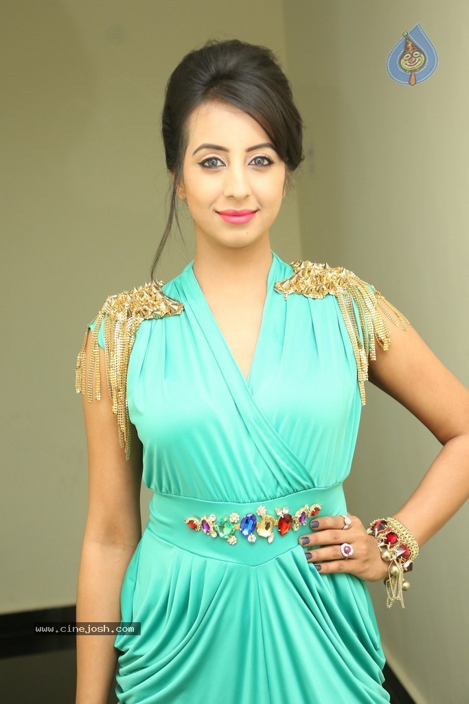 Sanjjanaa Galrani New Stills - 54 / 114 photos