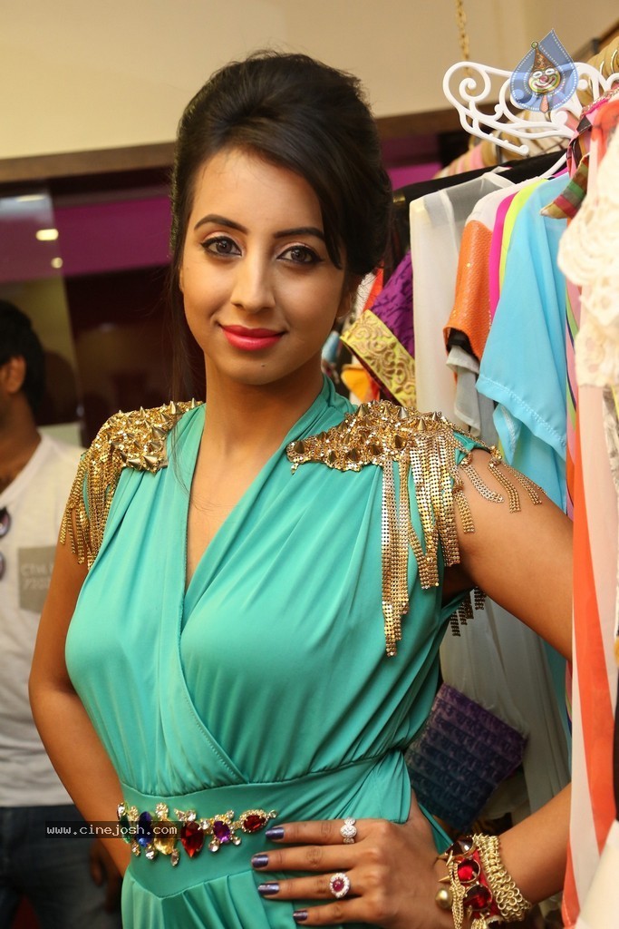 Sanjjanaa Galrani New Stills - 56 / 114 photos