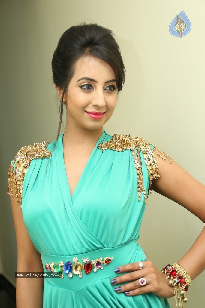 Sanjjanaa Galrani New Stills - 60 / 114 photos