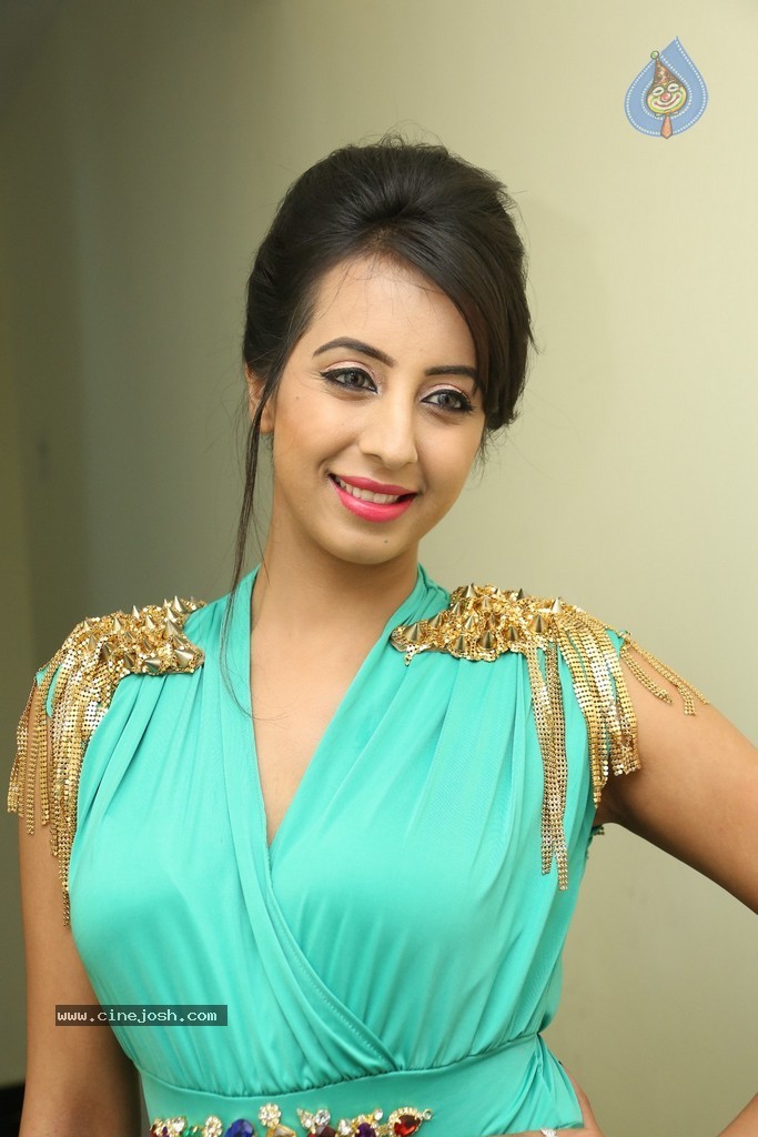 Sanjjanaa Galrani New Stills - 64 / 114 photos