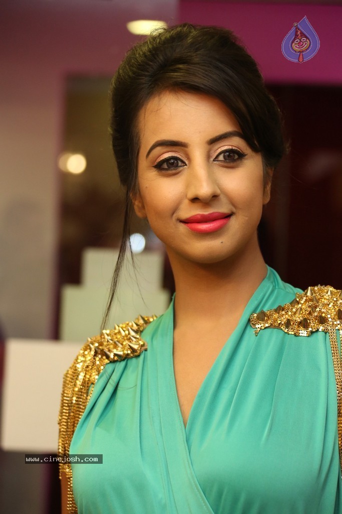 Sanjjanaa Galrani New Stills - 71 / 114 photos
