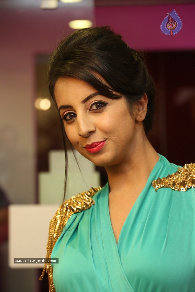 Sanjjanaa Galrani New Stills - 82 / 114 photos