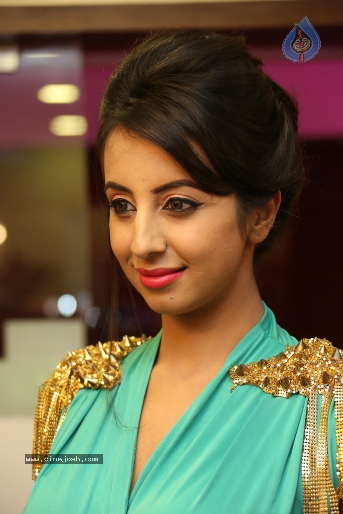 Sanjjanaa Galrani New Stills - 101 / 114 photos