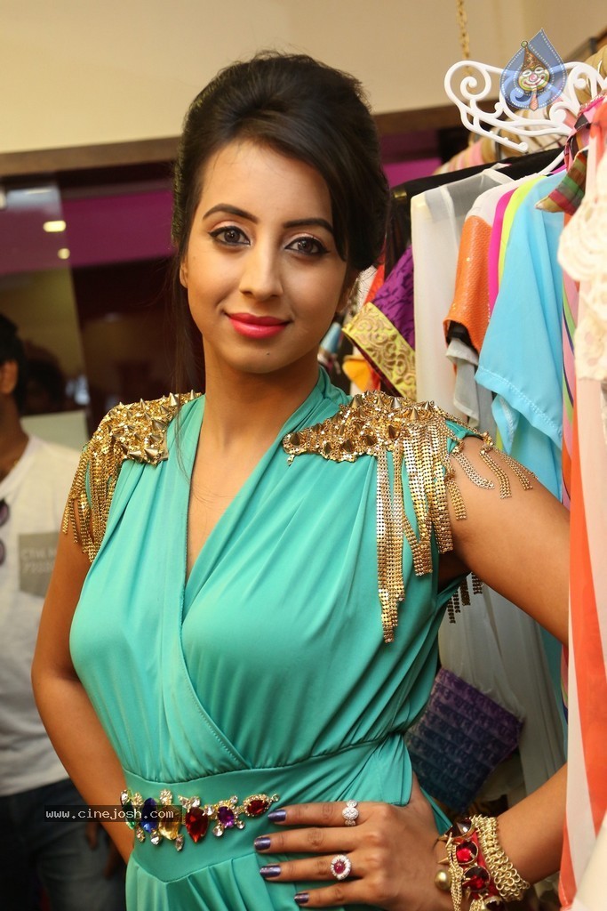 Sanjjanaa Galrani New Stills - 105 / 114 photos