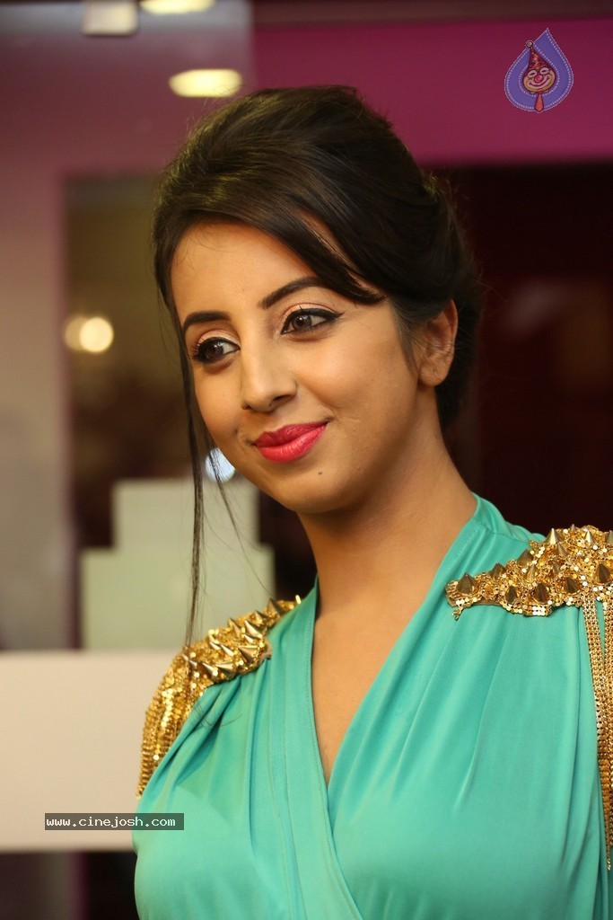 Sanjjanaa Galrani New Stills - 108 / 114 photos