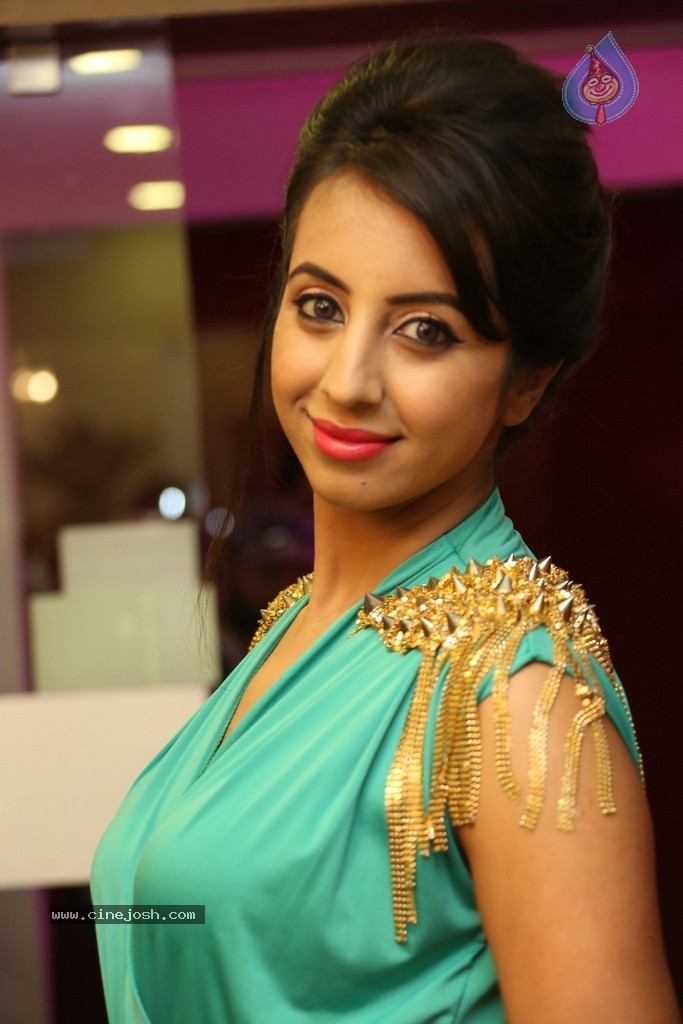 Sanjjanaa Galrani New Stills - 110 / 114 photos