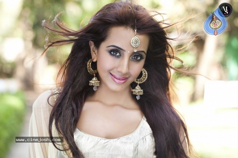 Sanjjanaa Galrani Photo Shoot - 4 / 25 photos