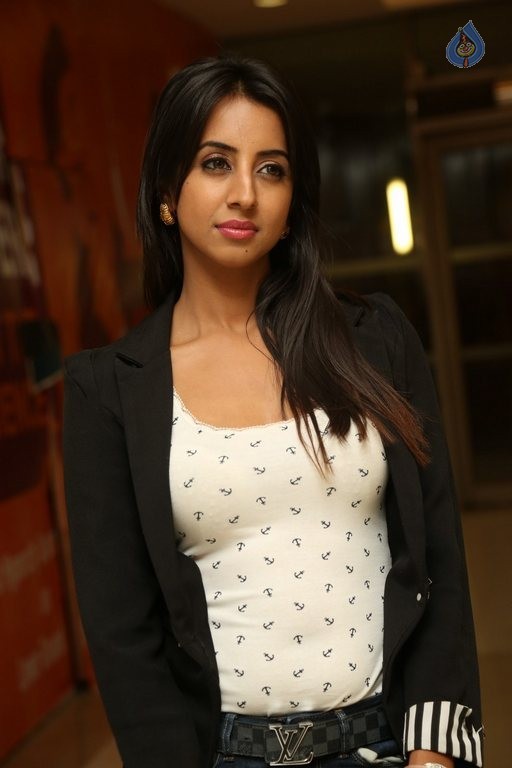 Sanjjanaa Latest Pics - 33 / 39 photos