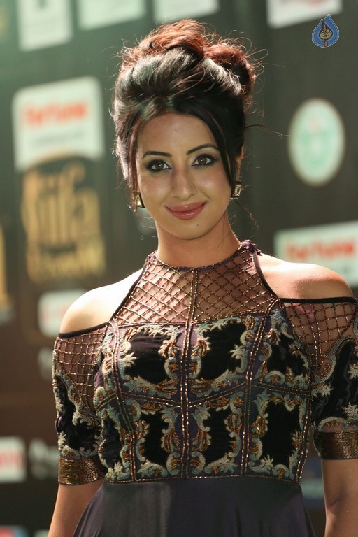 Sanjjanaa Latest Stills - 17 / 42 photos