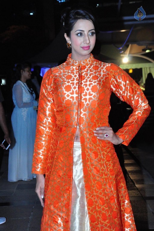 Sanjjanaa New Images - 13 / 42 photos