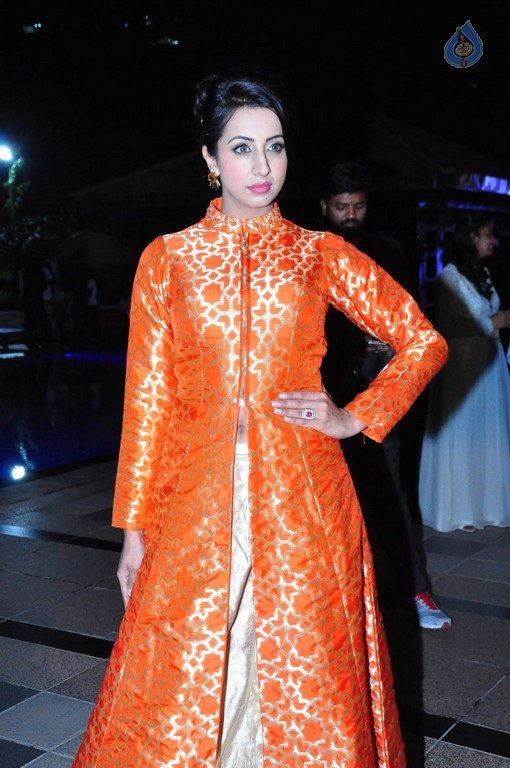 Sanjjanaa New Images - 33 / 42 photos