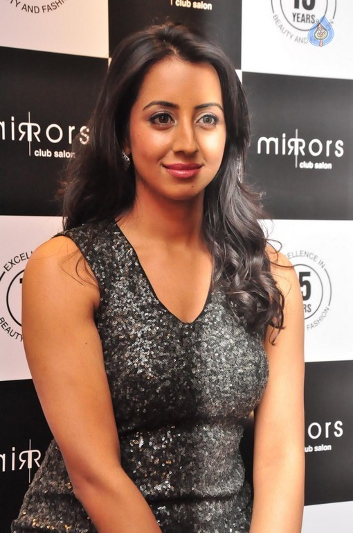 Sanjjanaa New Images - 30 / 42 photos