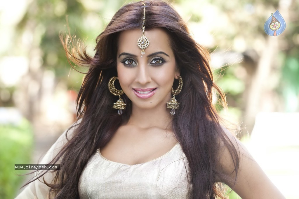 Sanjjanaa New Portfolio Stills - 21 / 42 photos