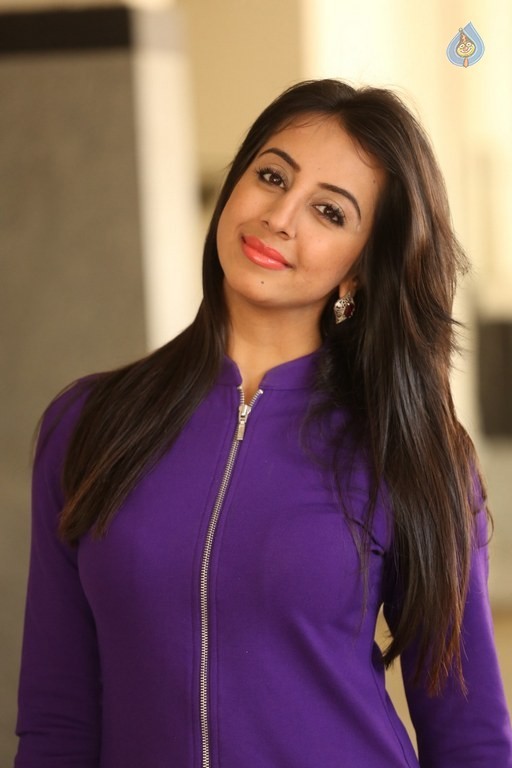 Sanjjanaa Pics - 16 / 50 photos