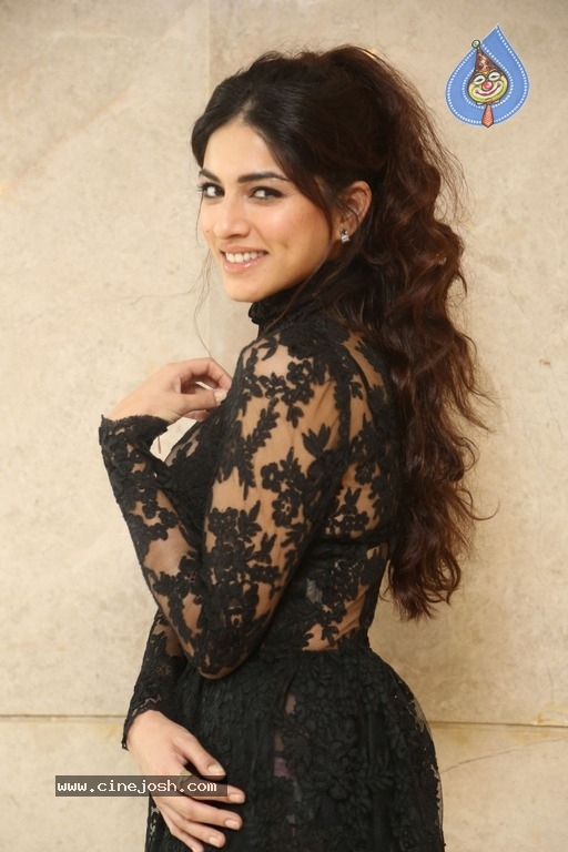 Sapna Pabbi Photos - 10 / 42 photos