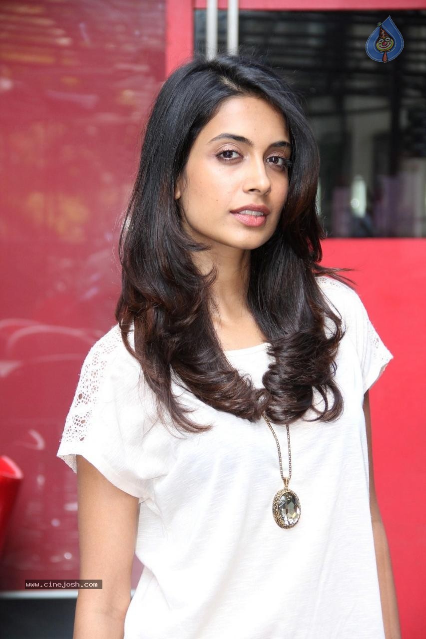 Sara Jane Dias Latest Stills - 17 / 22 photos