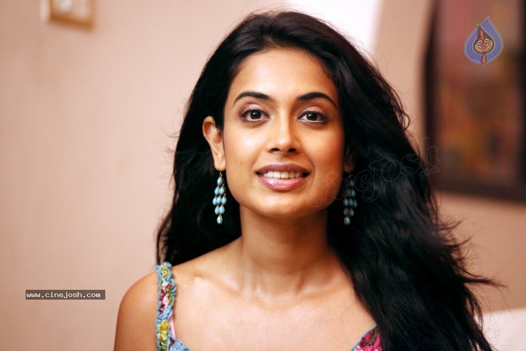 Sarah Jane Dias Hot Photos - 5 / 59 photos