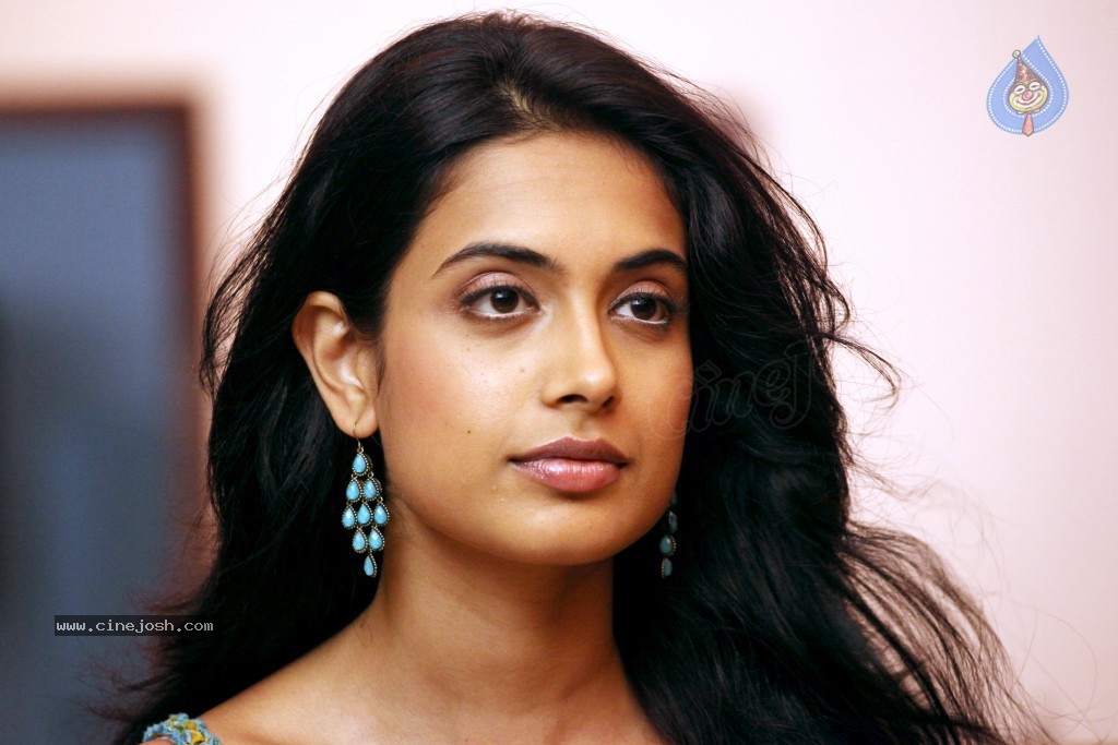 Sarah Jane Dias Hot Photos - 8 / 59 photos