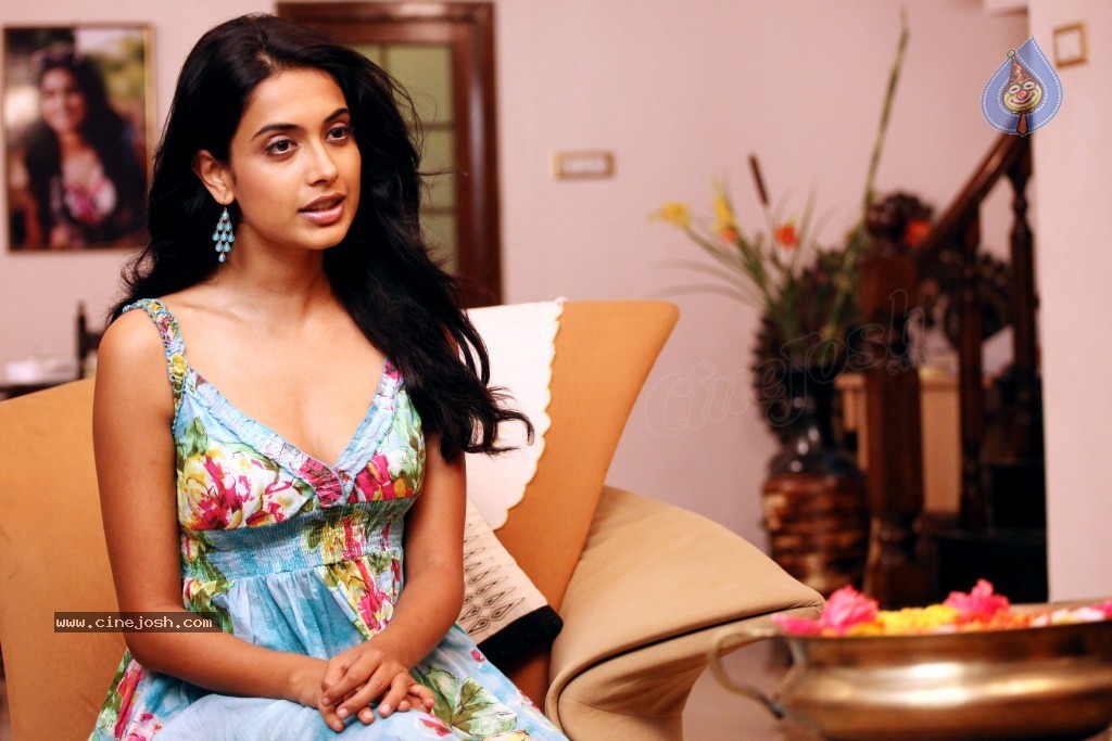 Sarah Jane Dias Hot Photos - 10 / 59 photos