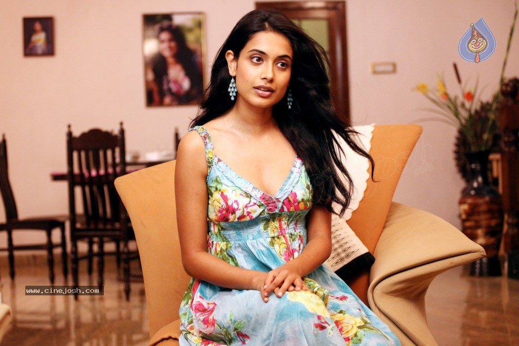 Sarah Jane Dias Hot Photos - 12 / 59 photos