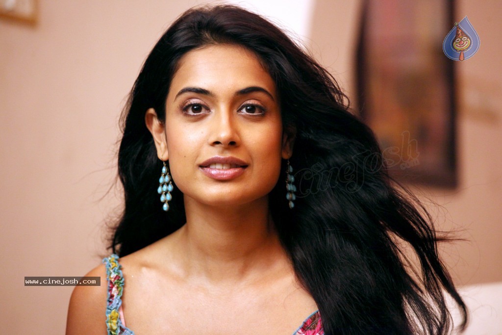 Sarah Jane Dias Hot Photos - 16 / 59 photos