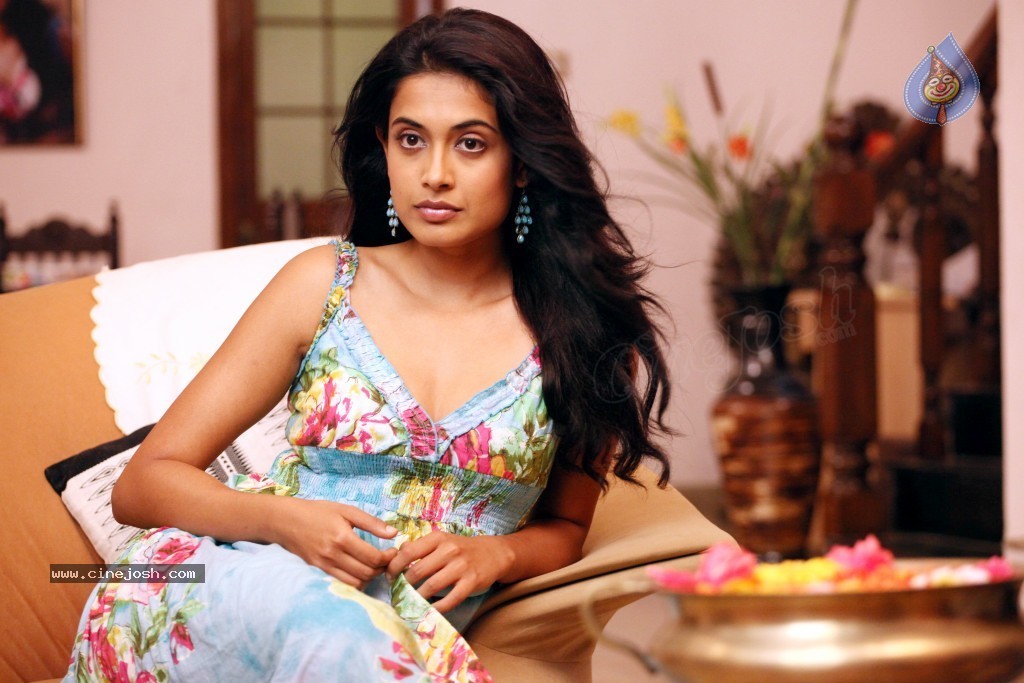 Sarah Jane Dias Hot Photos - 17 / 59 photos