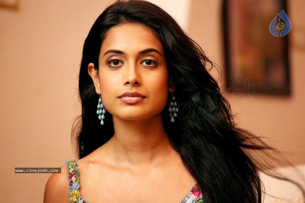 Sarah Jane Dias Hot Photos - 19 / 59 photos