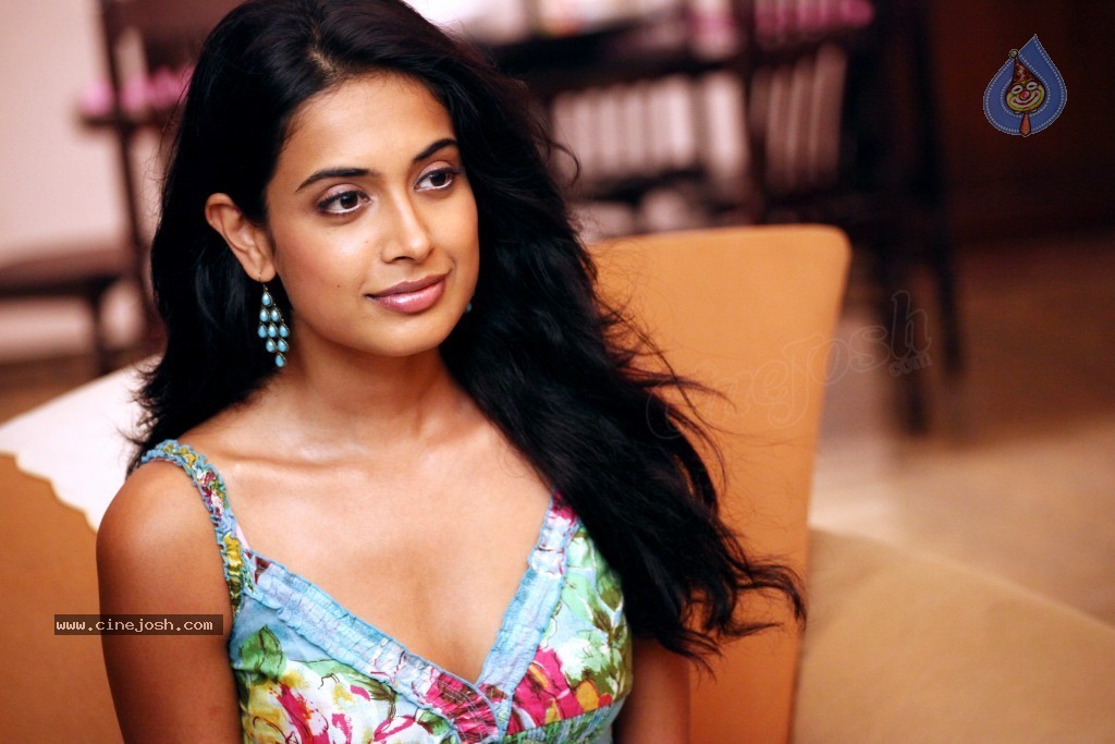 Sarah Jane Dias Hot Photos - 22 / 59 photos