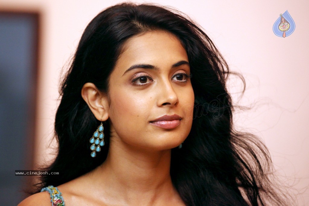 Sarah Jane Dias Hot Photos - 28 / 59 photos