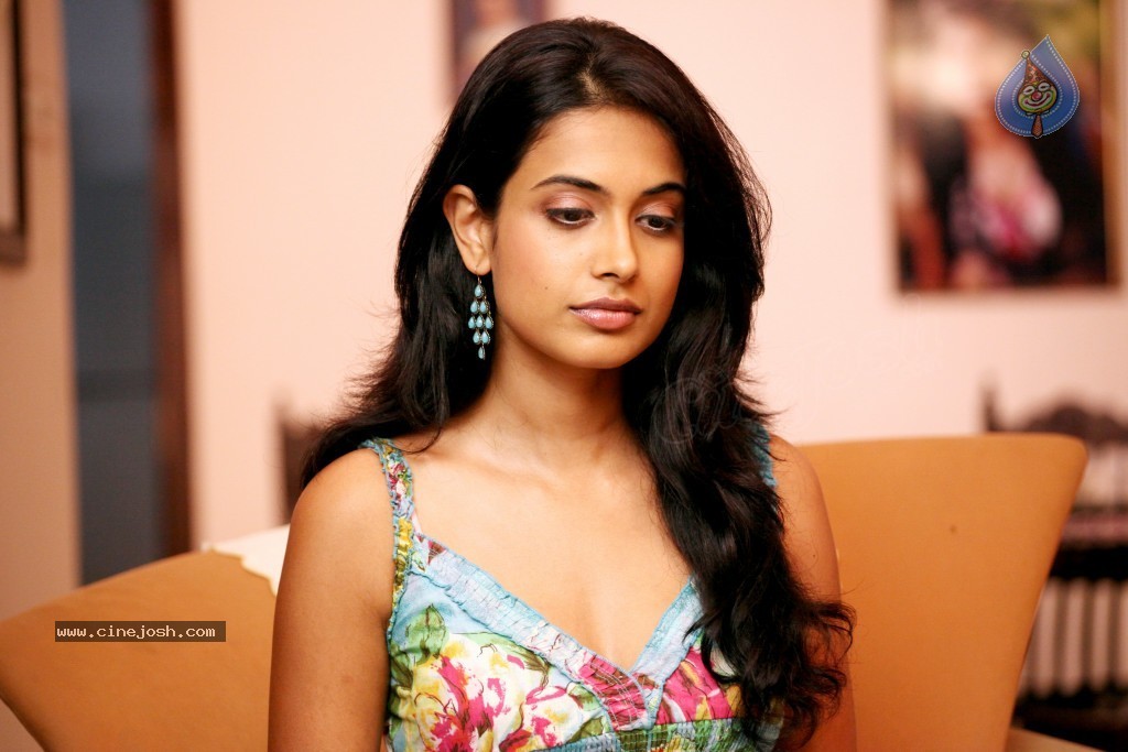 Sarah Jane Dias Hot Photos - 40 / 59 photos