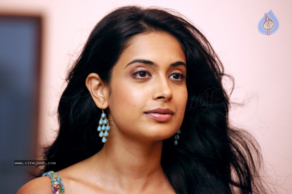 Sarah Jane Dias Hot Photos - 44 / 59 photos