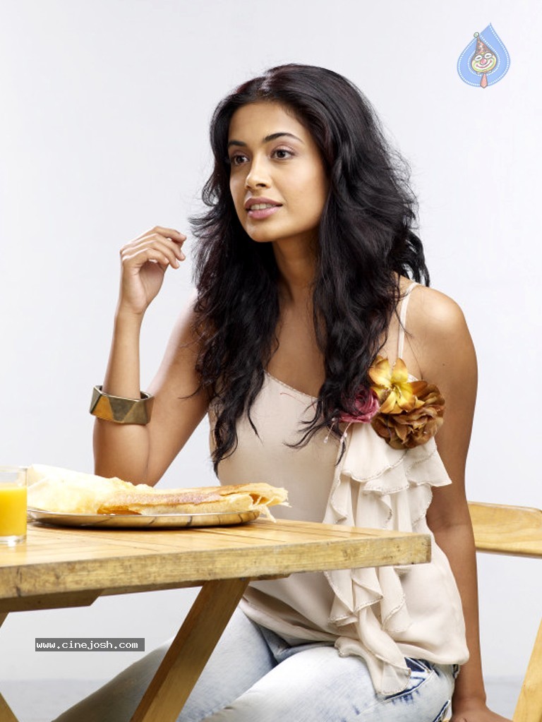 Sarah Jane Dias Hot Stills - 27 / 51 photos