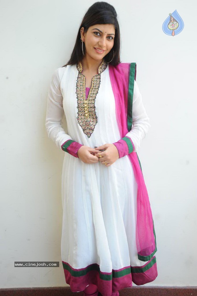 Sarah Sharma New Stills - 25 / 58 photos