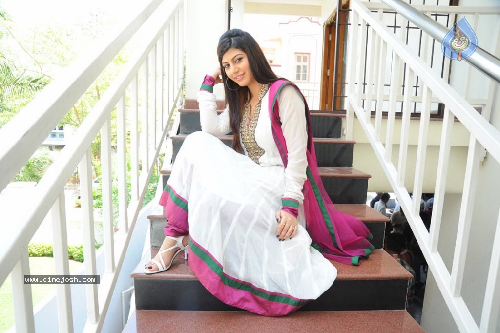 Sarah Sharma New Stills - 39 / 58 photos