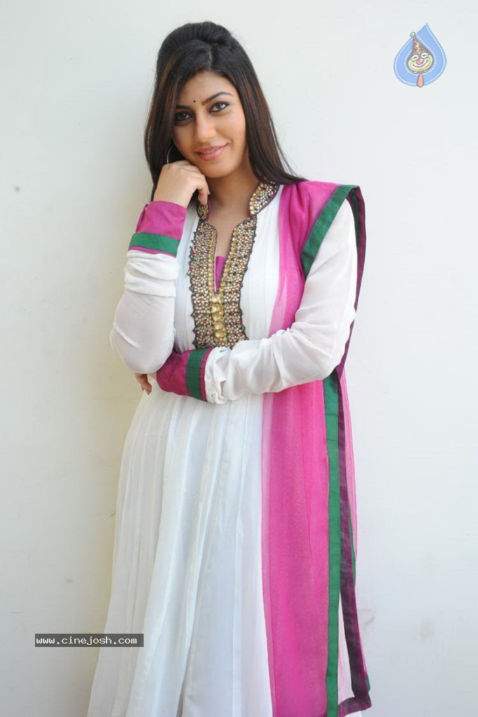 Sarah Sharma New Stills - 52 / 58 photos